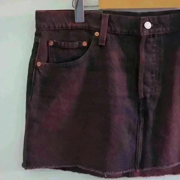 LEVI'S | Women's Cherry Cordial  Mid-rise Cotton Jean Mini Skirt - Picture 6 of 8